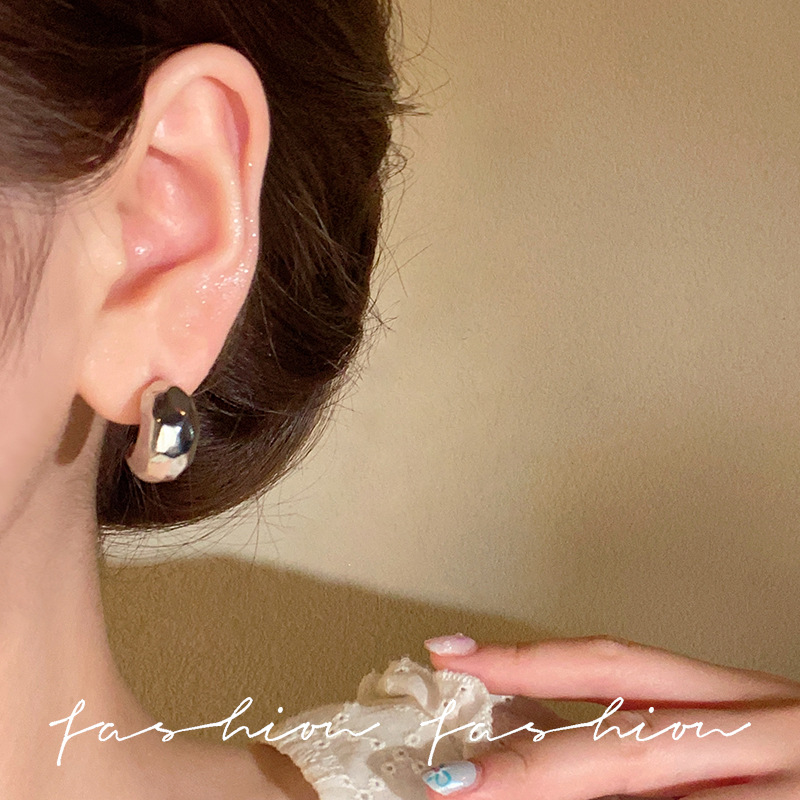 European and American niche matte metal brushed and cut silver earrings, trendy and individualistic, irregular stud earrings Specification drawing
