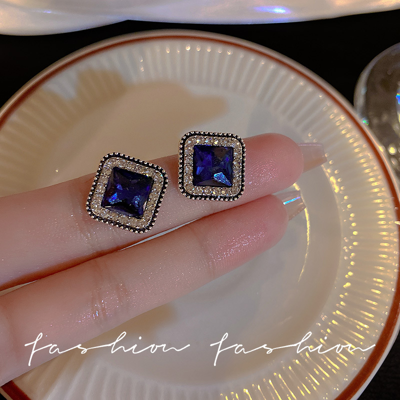 High-end, elegant and versatile stud earrings for women 2025, new trendy and simple style, trendy and stylish earrings, light luxury and individual earrings full figure