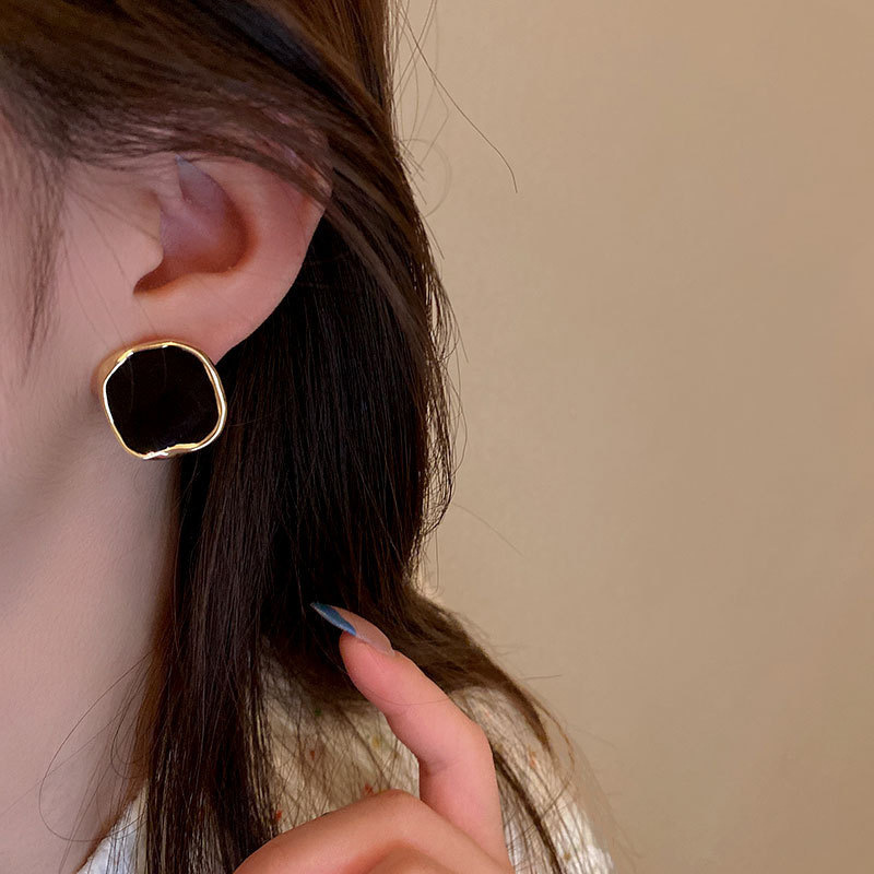 The S925 silver-needle French retro oil-dropping stud earrings are versatile, with a gentle texture and a feminine Hong Kong style. They are square and exude a soft and simple charm Application Scenario