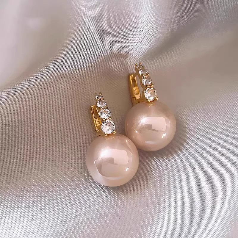 Exquisite pink pearl stud earrings, a niche design for women, exude a sense of high-end luxury. These earrings are simple, retro, fashionable and elegant Application Scenario