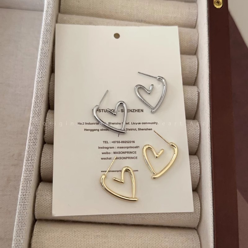High-end, elegant, heart-shaped stud earrings for women's summer, simple and cold style, niche earrings, new 2024 trendy and versatile earrings details Picture