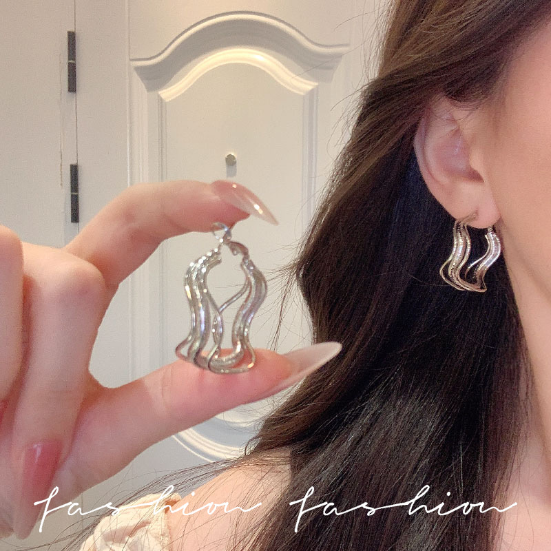 ins Cold Wave Wave Ring Earrings 2025 New bestseller, high-end, unique and niche ear ring exaggerated earrings Application Scenario