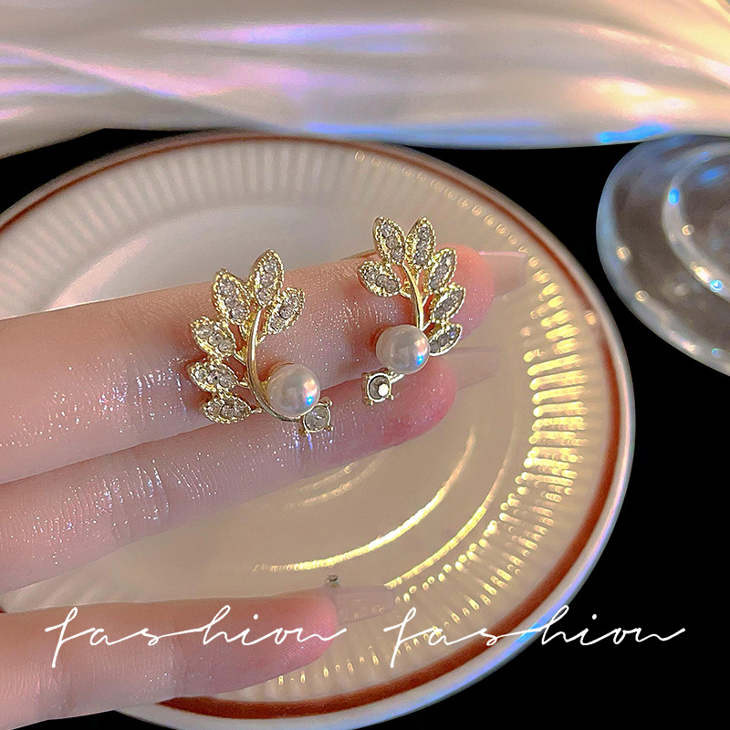 The S925 silver needle pearl stud earrings from Dongdaemun, South Korea, are a fashionable, simple, retro and versatile light luxury ear accessory Specification drawing