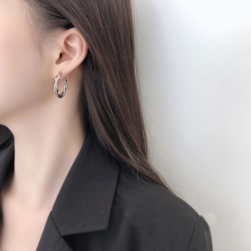 Metal twist earrings with a sense of design, a French retro and cold style for women, fashionable ear buckles, trendy and niche circle earrings with a cool temperament Application Scenario