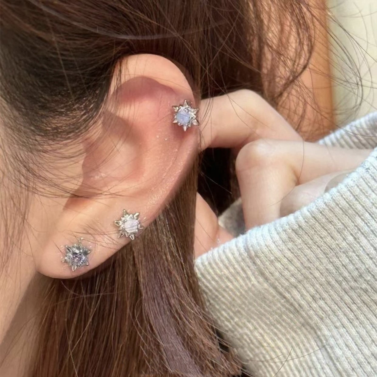 The eye-catching eight-pointed star zircon stud earrings from Japan and South Korea are a niche design for women. They are exquisite and simple earrings with a sense of high-end fashion full figure
