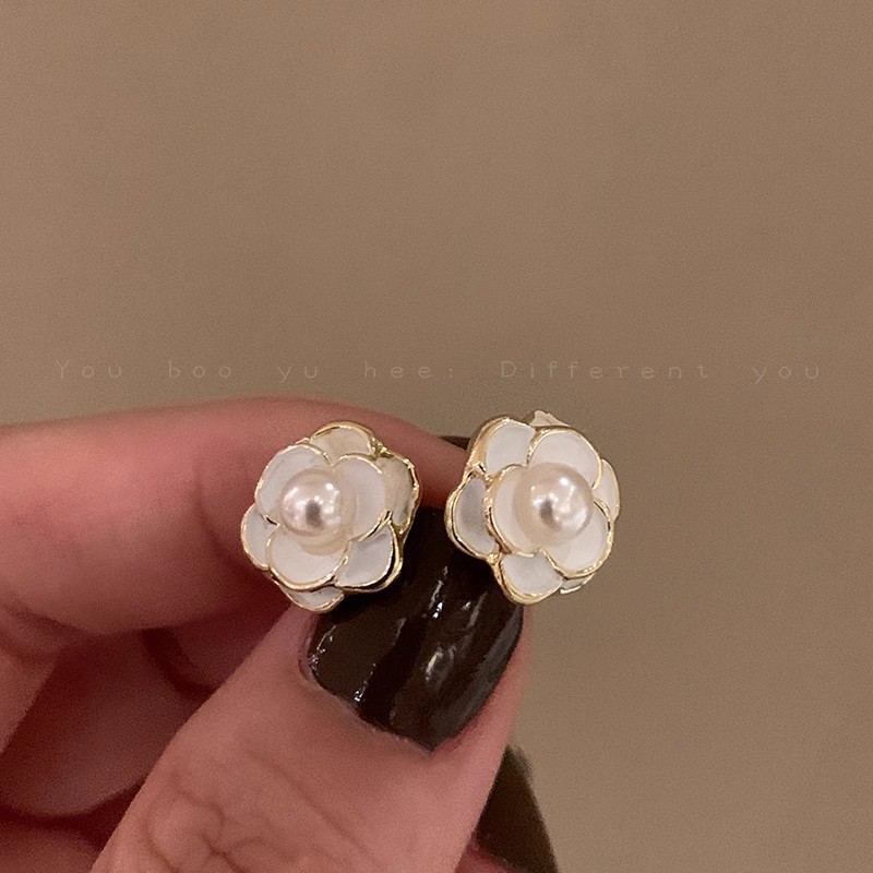 French retro camellia pearl earrings, 2025 new style, trendy and elegant, high-end, niche design stud earrings Application Scenario