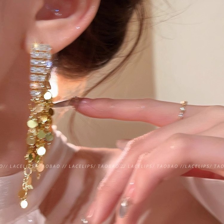 Golden long tassel earrings for girls, 2025 new style, light luxury and high-end feel, elegant and grand, small earrings that show off the face Application Scenario