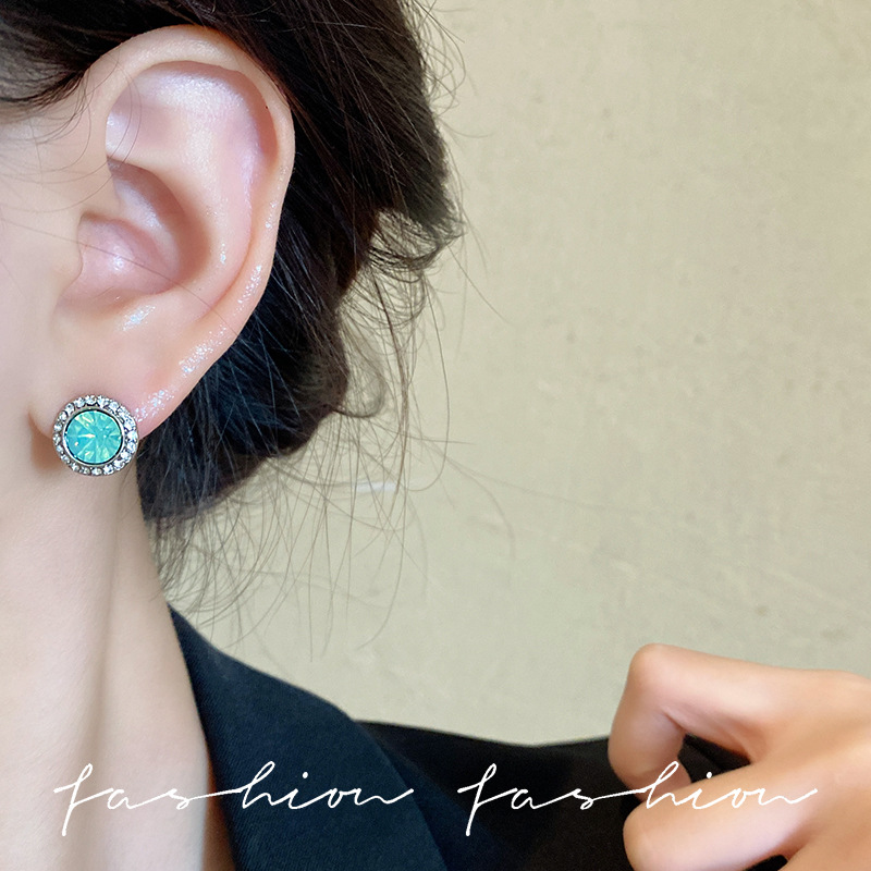 925 silver needle emerald full diamond round stud earrings, retro, simple and elegant earrings, light luxury style Yiwu accessories Application Scenario