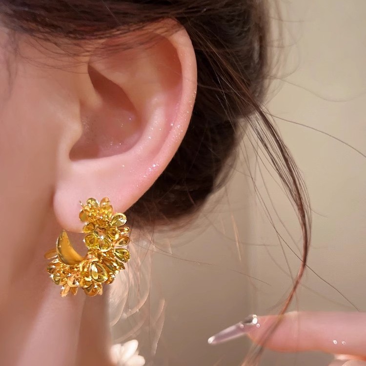 A variety of golden flower C-shaped earrings, a new bestseller for women in 2025, with a high-end feel and retro charm details Picture
