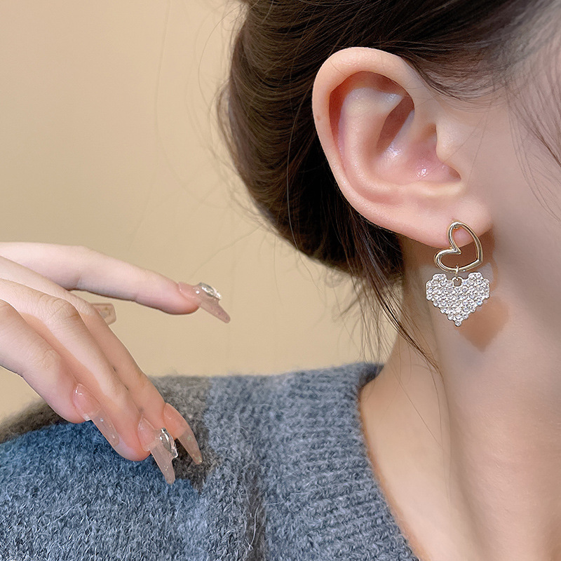925 Silver needle retro Hong Kong-style heart-shaped earrings, internet-famous, unique and elegant stud earrings, high-end, light luxury and niche earrings for women Application Scenario