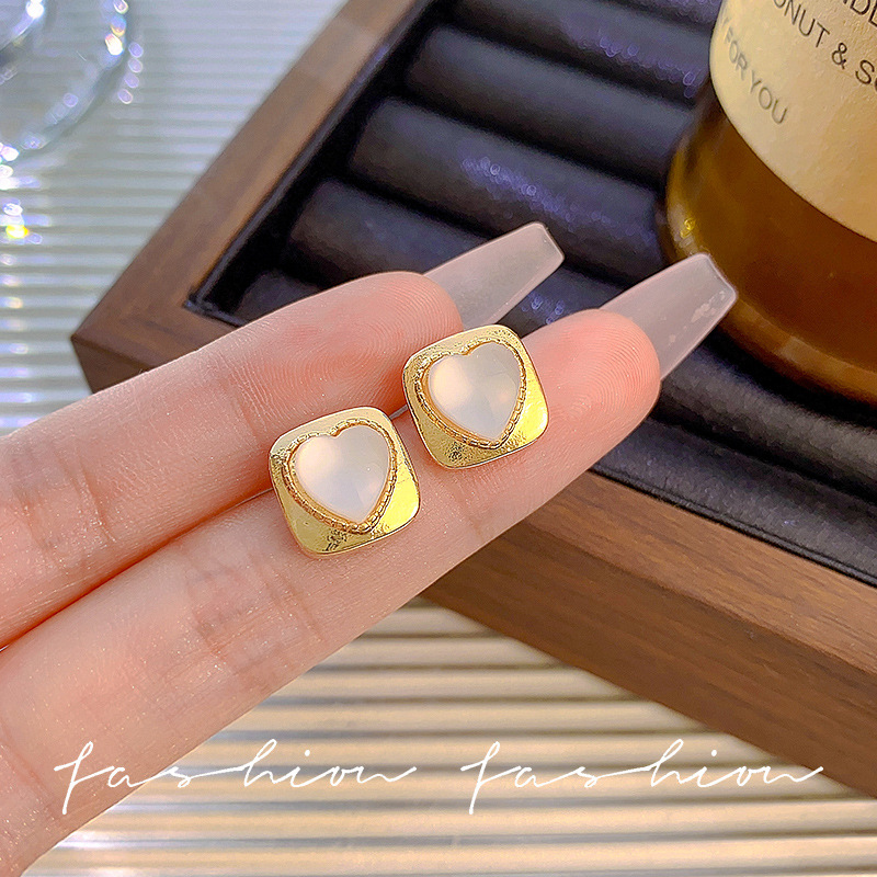 The simple and elegant design of the S925 silver needle Korean version of the super fairy new cat's eye stone heart-shaped stud earrings full figure