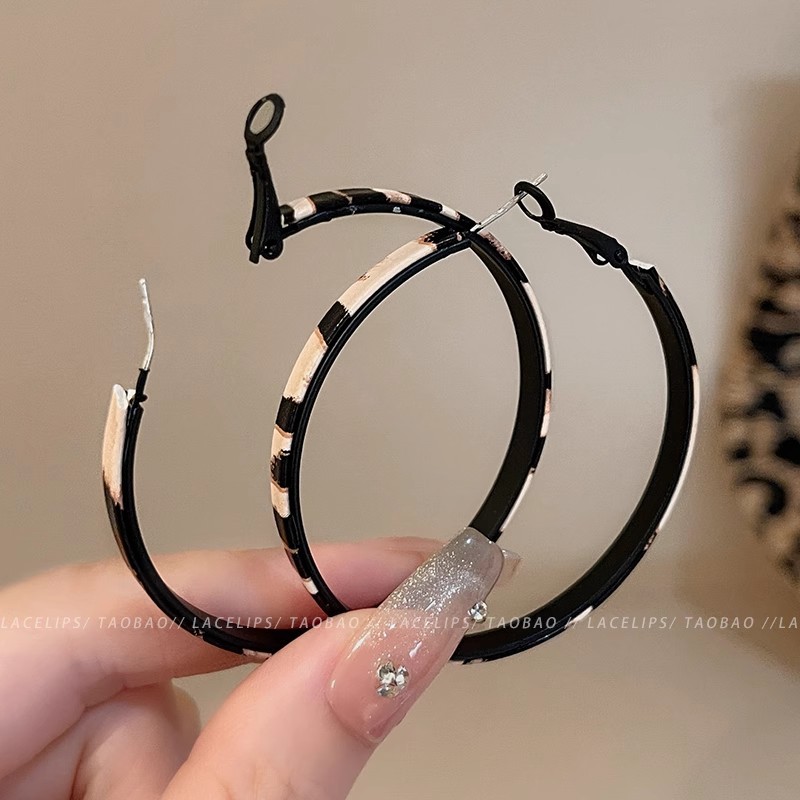 Leopard print leather large ear rings, women's light luxury, fashionable, versatile and high-end stud earrings, niche design, simple and elegant style Application Scenario