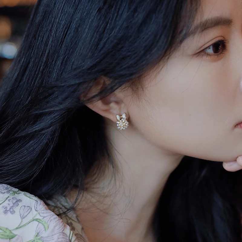 Retro pearl bow earrings, elegant female Internet celebrity Korean stud earrings 925 silver needle, 2025 new trendy earrings Application Scenario