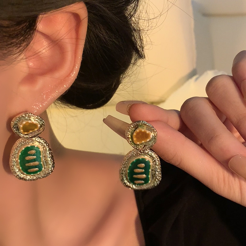 925 silver needle vintage diamond-encrusted geometric earrings, a retro and high-end court style earring, a personalized and elegant bestsellers of earrings details Picture