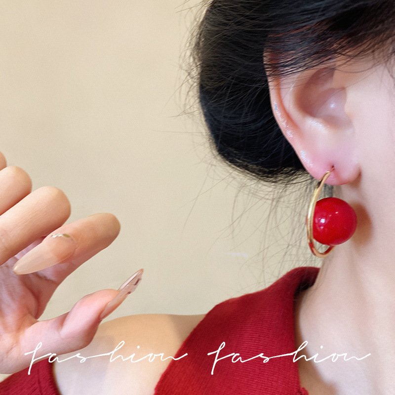 Red large pearl stud earrings for women, with a niche design and a sense of sophistication. New Year's Edition of 2025, stylish earrings and ear loops Specification drawing