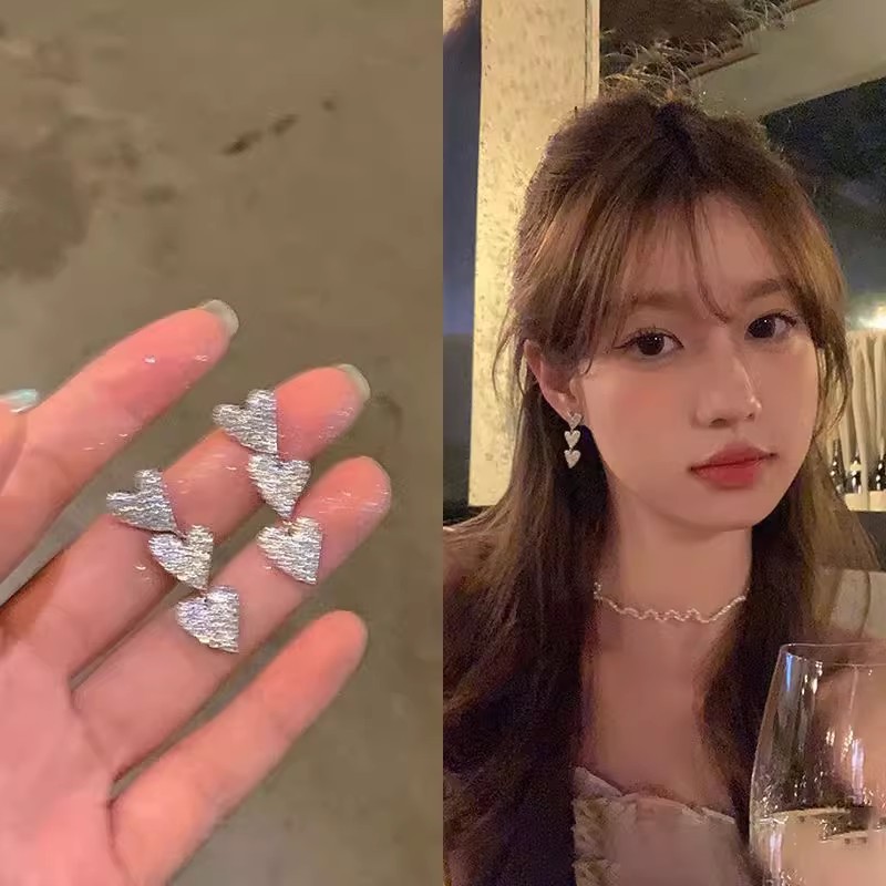 Long, diamond-encrusted, heart-shaped, fringed stud earrings for women's summer are a unique and fashionable design. They exude a sense of light luxury and sophistication, and are versatile earrings full figure
