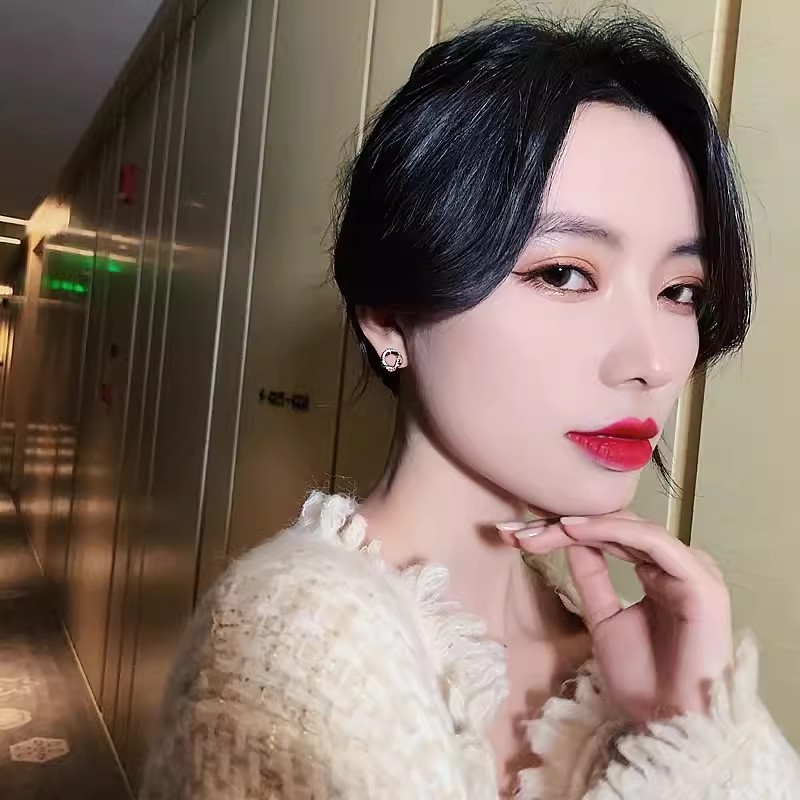 925 Silver Needle Korean-style retro small earrings, women's exquisite and unique charm, ear studs, best-selling light luxury and high-end earrings Application Scenario