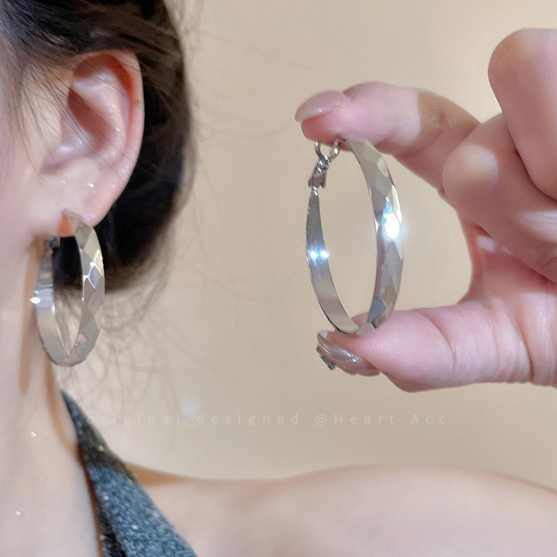 Simple and cold diamond-shaped plain ring earrings for women, with a high-end and unique style. The large ear rings have a cool and refreshing design and are versatile earrings details Picture