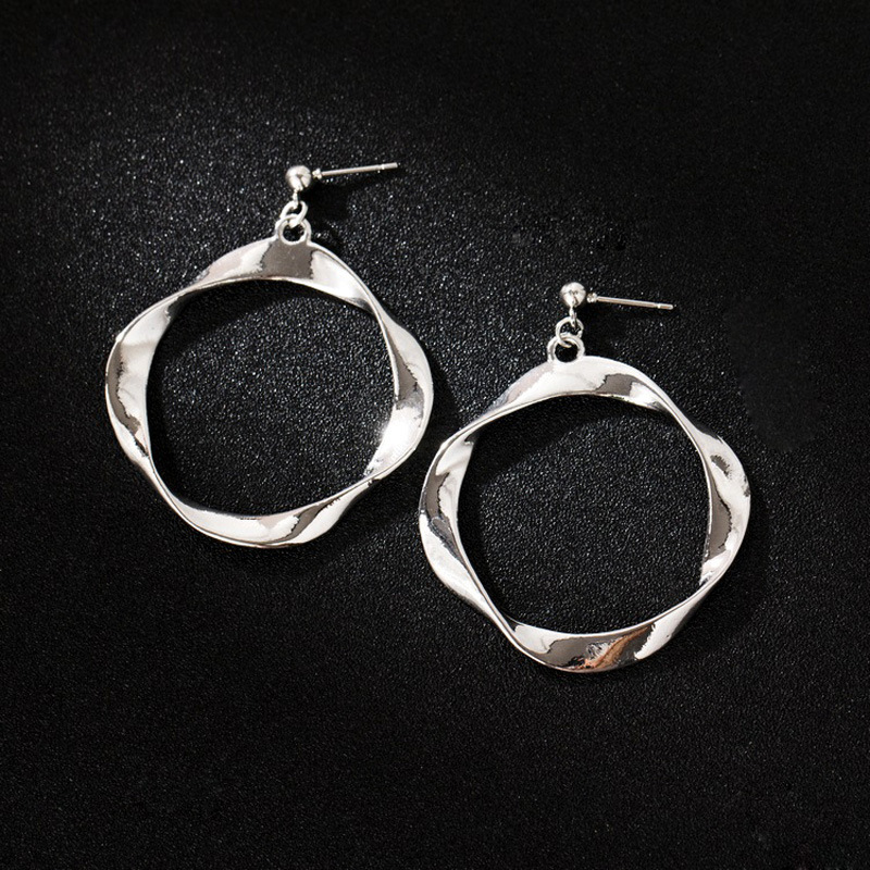The new irregular earrings and earrings from South Korea are unique, simple and versatile. The earrings and exaggerated stud earrings from Europe and America are perfect for women full figure