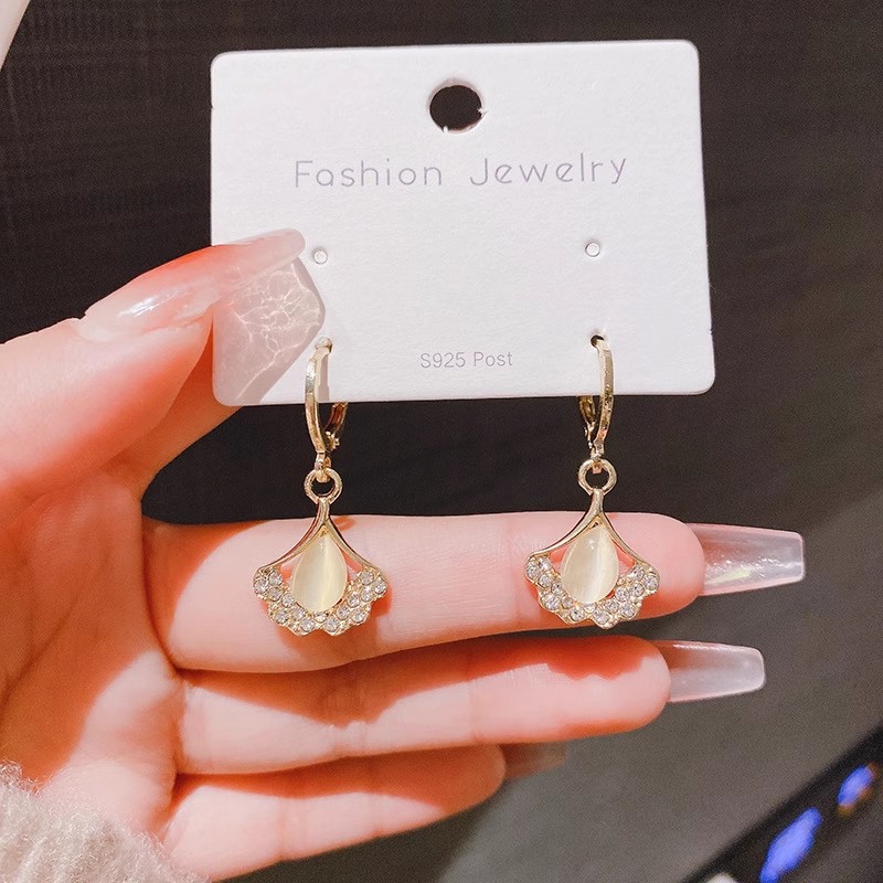 Cat's eye stone ginkgo leaf earrings, a niche design for women, with a high-end and cool style. Stud earrings, a light luxury and fashionable versatile accessory for women Application Scenario