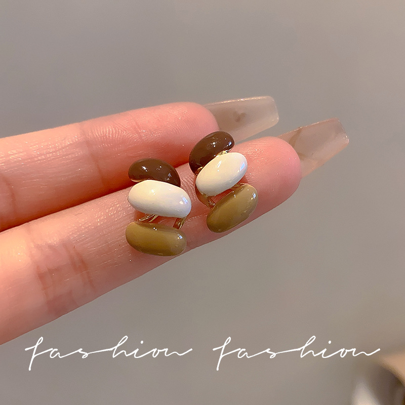 Retro Hong Kong-style niche design contrasting color stud earrings for women, light luxury and high-end feel, new 2025 fashionable and unique earrings Specification drawing