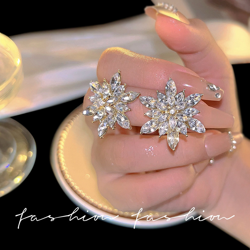 Super sparkling snowflake flower earrings, high-end, exquisite, fashionable and elegant. Stud earrings, personalized and versatile, with a sense of design. Wholesale of earrings Specification drawing