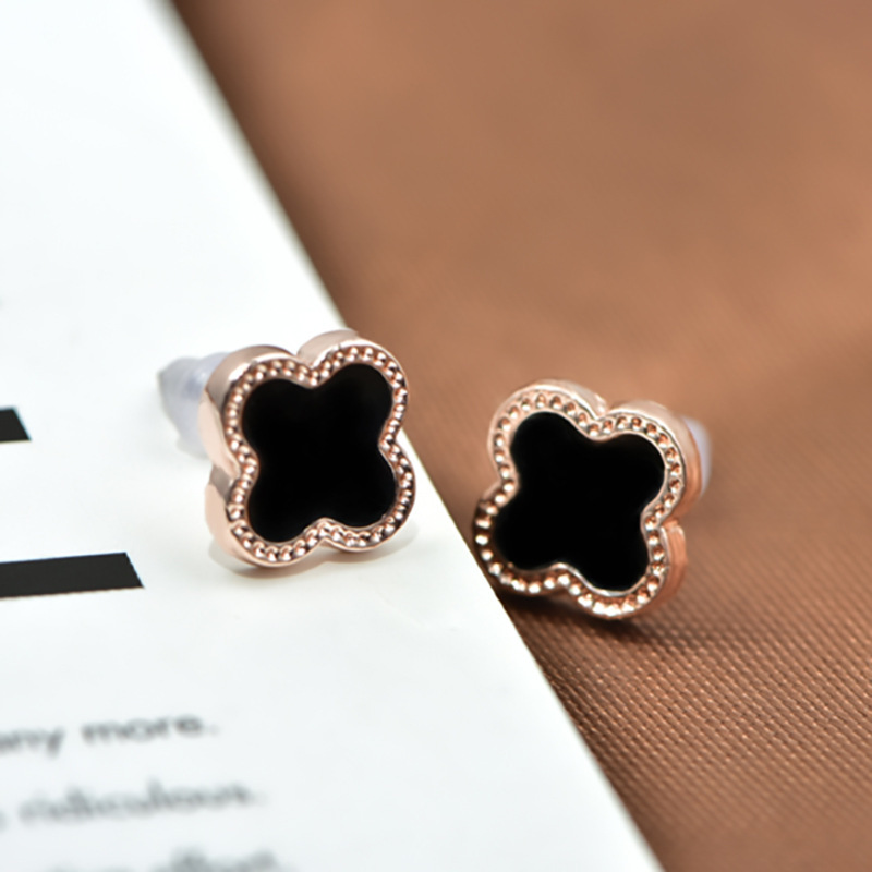 Douyin's popular four-leaf clover earrings are simple and black in style, with individual packaging and geometric shape, suitable for both men and women full figure