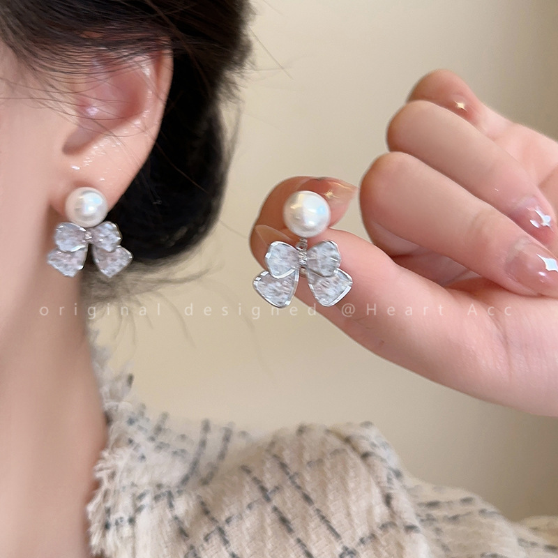 Bow pearl stud earrings, simple, light luxury, high-end feel, versatile and exquisite earrings, women's personality, fashion and temperament, trendy earrings details Picture