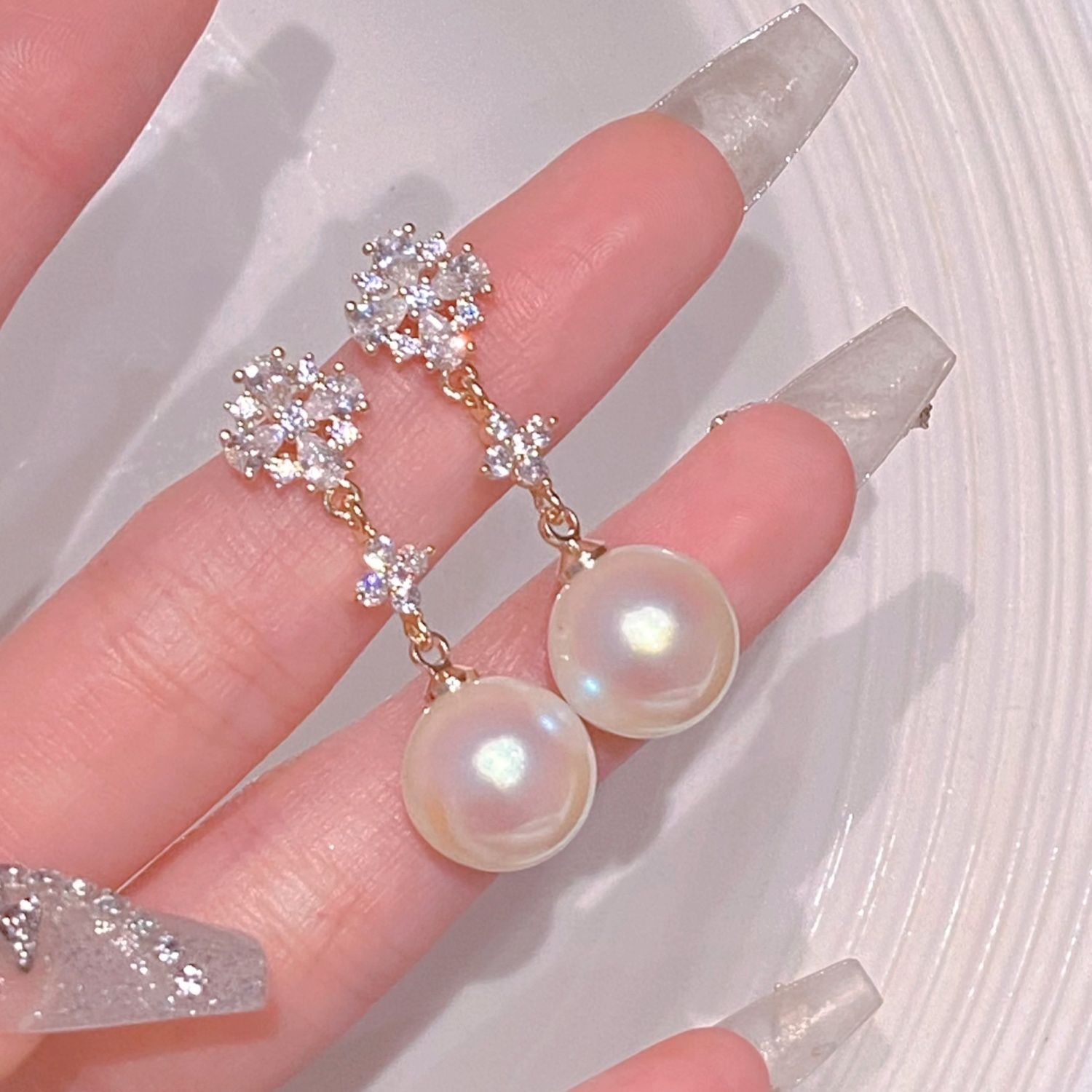 French pearl earrings for women, with a light luxury style and a sense of sophistication, are versatile for commuting. They feature niche designs and unique earrings and earrings details Picture