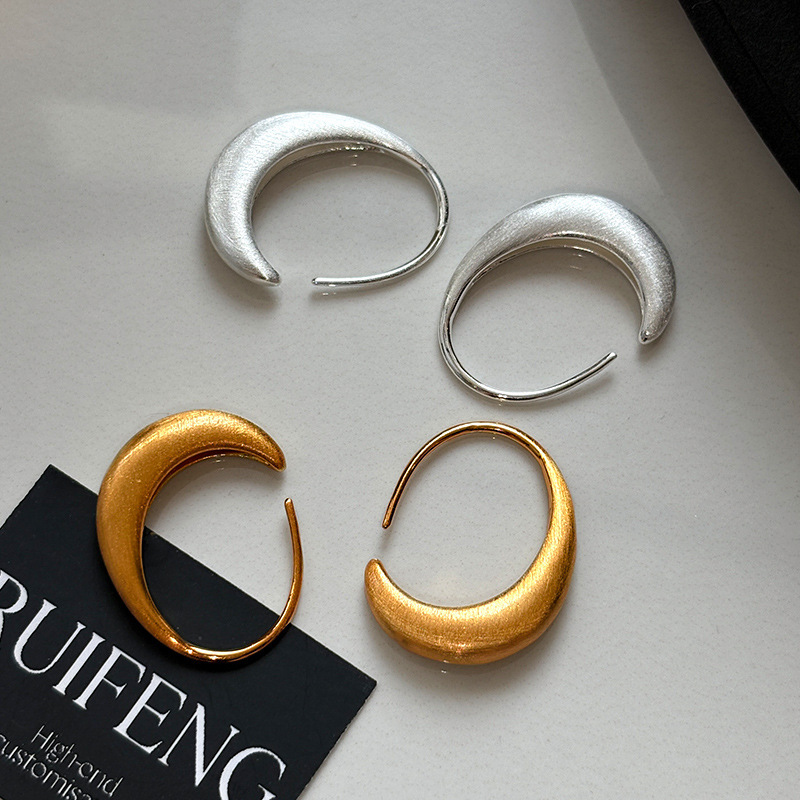 s925 sterling silver matte brushed C-shaped ear hook oval-shaped hook earrings, a niche design with a high-end feel, are unique earrings Application Scenario