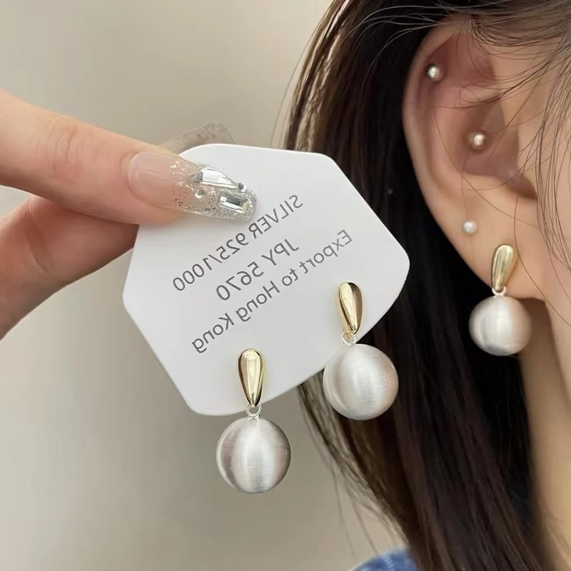 Metallic matte brushed round stud earrings with a minimalist and high-end look for women, contrasting color earrings, light luxury and versatile earrings Specification drawing