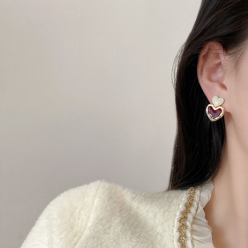 Korean retro wine-red heart-shaped earrings, a high-end Hepburn style for women, a niche and versatile oil-dropping stud earrings and earrings wholesale Application Scenario