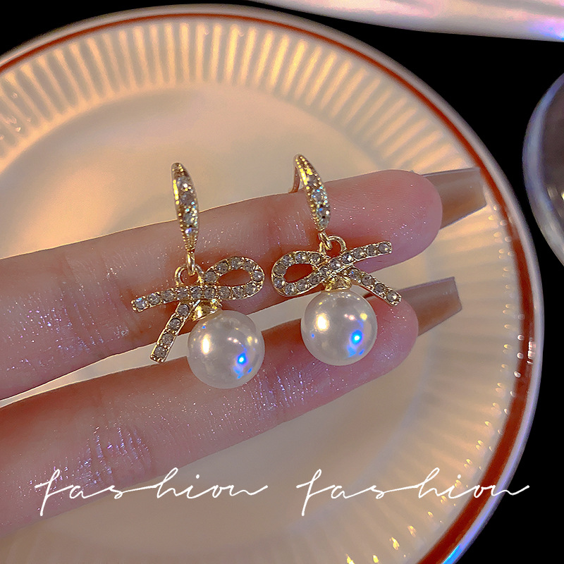 Bow pearl stud earrings, trendy and stylish, versatile earrings, 925 silver needle, niche, light luxury, high-end earrings full figure