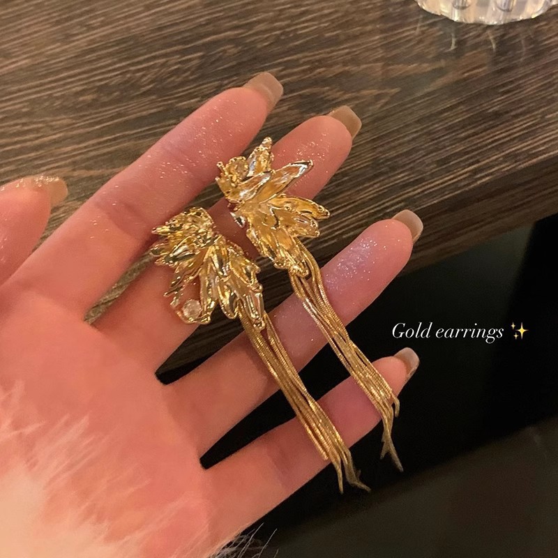Retro court-style metal petal tassel earrings, high-end and elegant earrings, women's grand and unique dress stud earrings details Picture