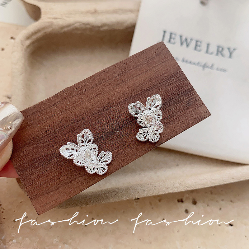 The cool and refreshing hollowed-out butterfly stud earrings feature a unique and unique design, a super ethereal French retro and versatile style, and are small earrings for women details Picture