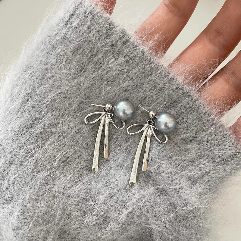The cold and elegant grey pearl bow earrings are a niche design for women with a light luxury and high-end feel. They are dual-ear stud earrings details Picture
