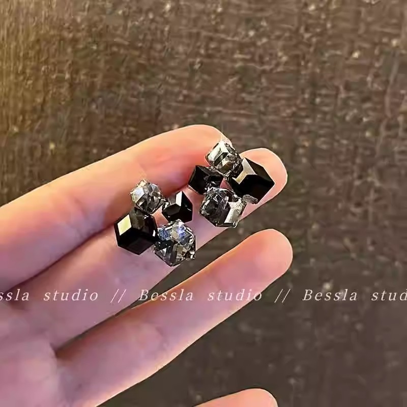 Unique design sense three-dimensional square stud earrings, feminine and high-end black crystal earrings, spring and summer cold style earrings Application Scenario