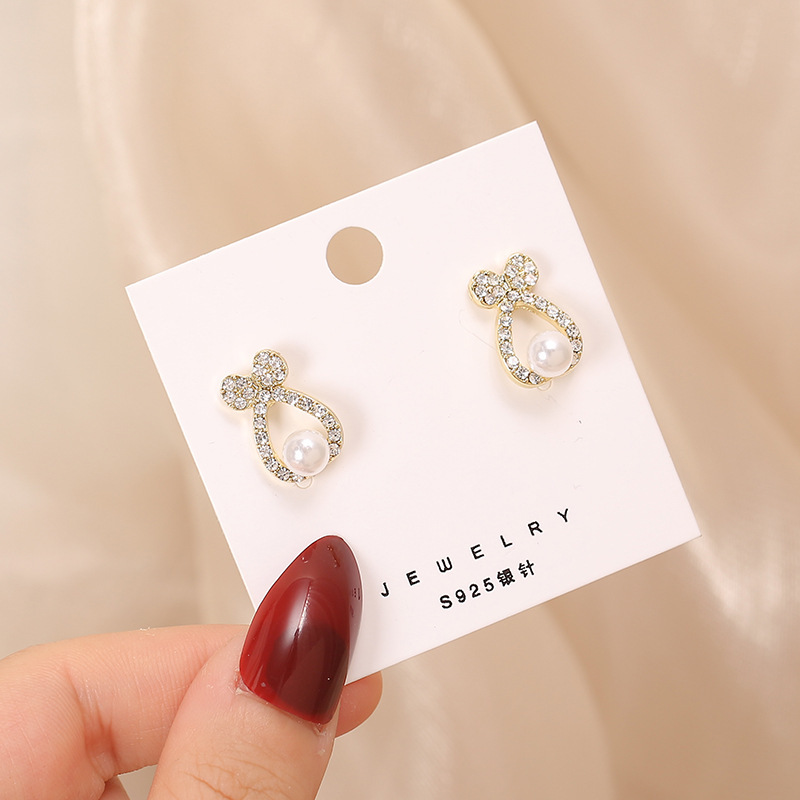 S925 silver needle earrings are available for wholesale from Yiwu manufacturer. Korean-style teardrop-shaped water diamond and pearl color-matched stud earrings full figure