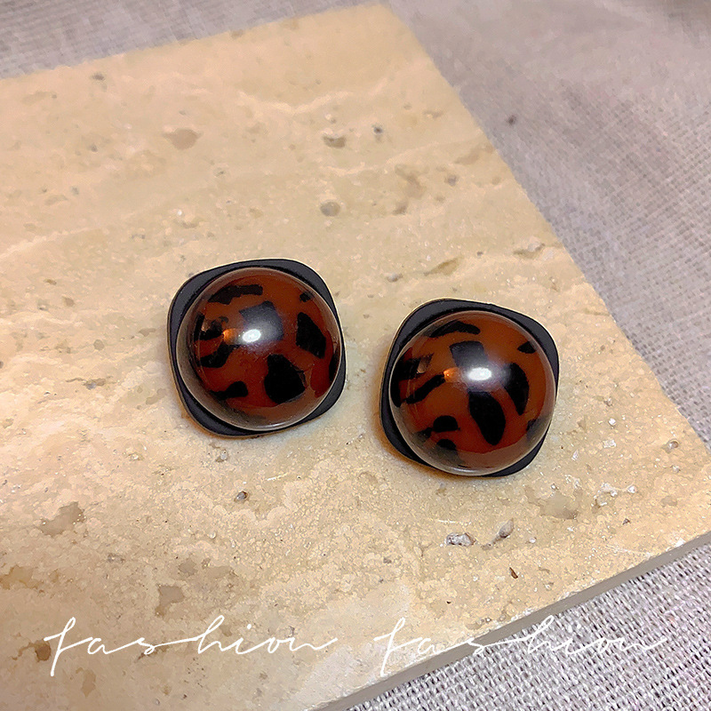 Wine red leopard print square silver needle stud earrings for women, 2025 new autumn and winter retro earrings, fashionable and elegant, versatile earrings Application Scenario