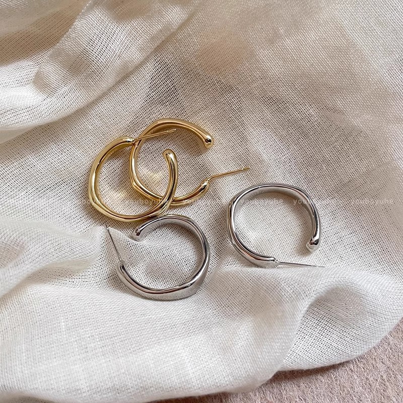 Retro Hong Kong-style C-shaped stud earrings for women, light luxury, fashionable and high-end look, niche design, cold style, plain ring earrings Application Scenario