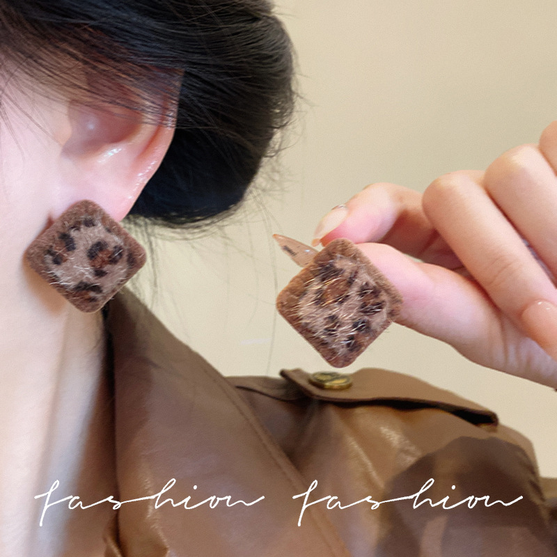 Silver needle flocking leopard print square stud earrings, high-end, niche, unique and fashionable style earrings, exaggerated earrings for women in autumn and winter details Picture