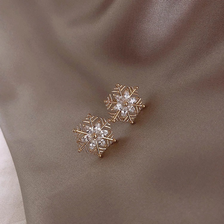 S925 Silver Needle Korean Romantic Zircon snowflake Earrings, popular Douyin crystal snowflake earrings for women Application Scenario