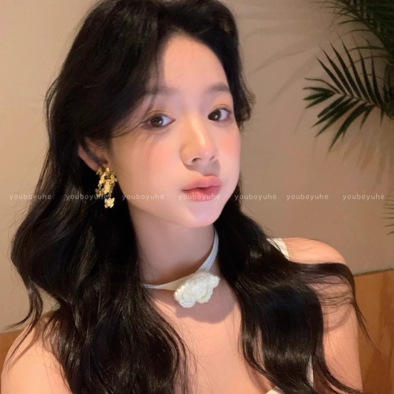 New Chinese-style golden butterfly tassel stud earrings for women, a light luxury and high-end look, are unique and niche earrings details Picture
