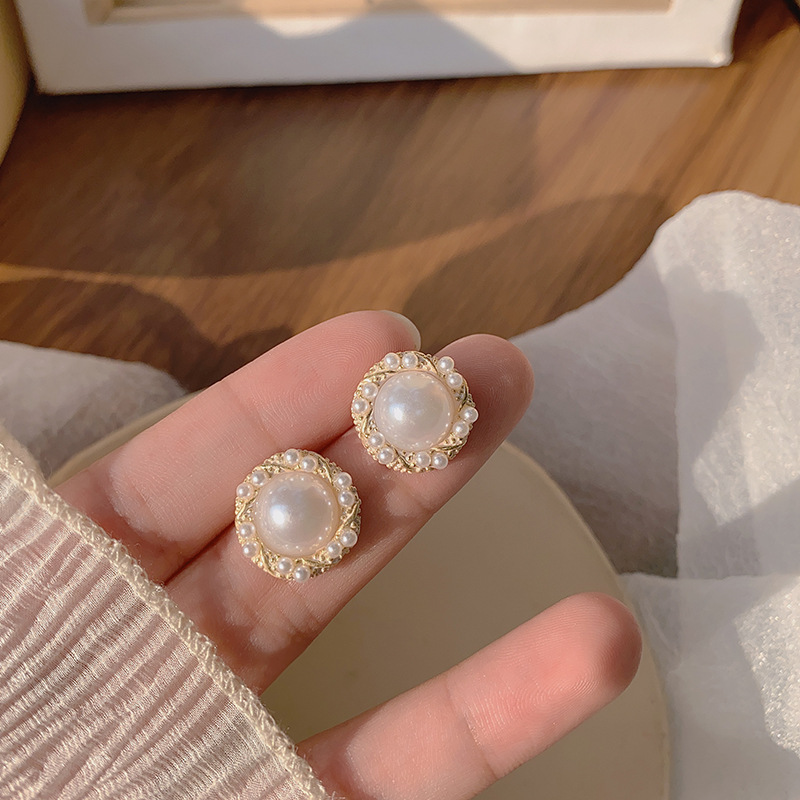 The S925 silver needle French pearl stud earrings from Dongdaemun, South Korea, are versatile and elegant for women. They feature a simple and cold style and are trendy earrings full figure