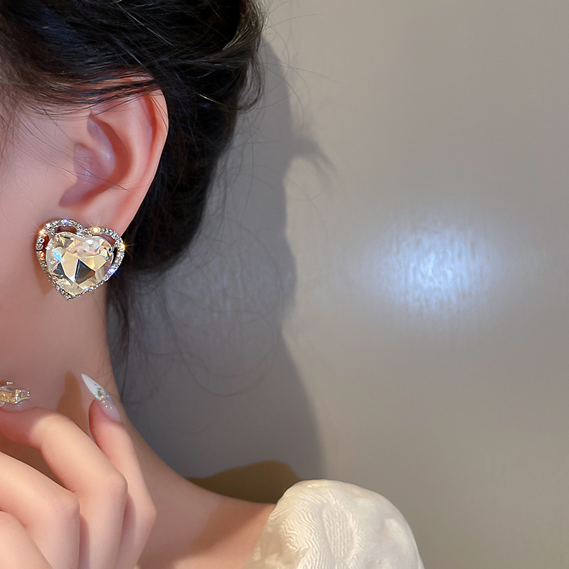 Heart-shaped Zircon stud earrings for women, 2022 Autumn and Winter new trendy earrings, stylish and versatile earrings for Internet celebrities, wholesale trendy accessories details Picture