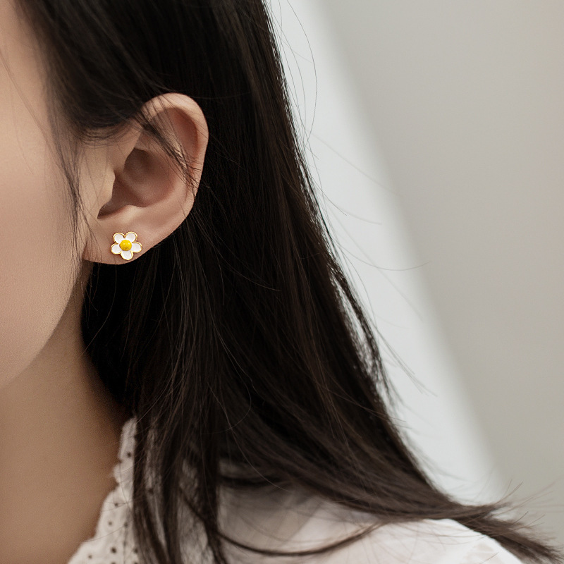 Xiaohua Duo ear studs, a new trendy Korean-style earring, a popular online celebrity earring for women on Instagram, a trendy commuter earring for students details Picture
