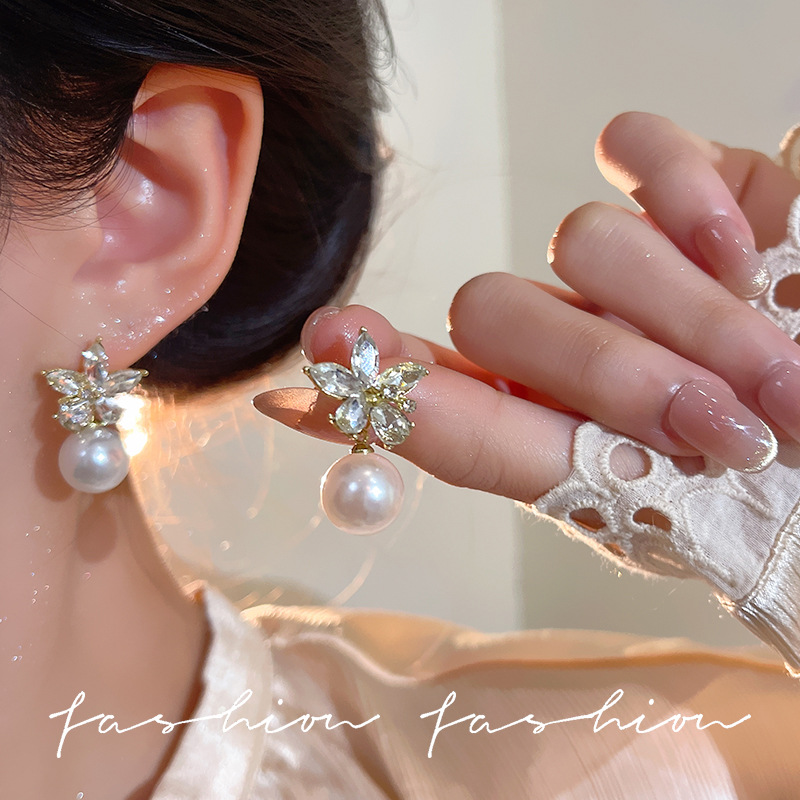 Gentle French style sweet earrings, exquisite zircon flower pearl stud earrings, women's fashionable and high-end light luxury earrings Specification drawing