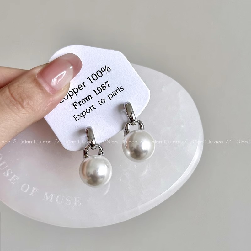 The pearl earrings of the same style as those worn by Ouyang Nana exude a sense of light luxury and sophistication for women. The simple stud earrings are elegant and stylish, and are versatile and fashionable Application Scenario