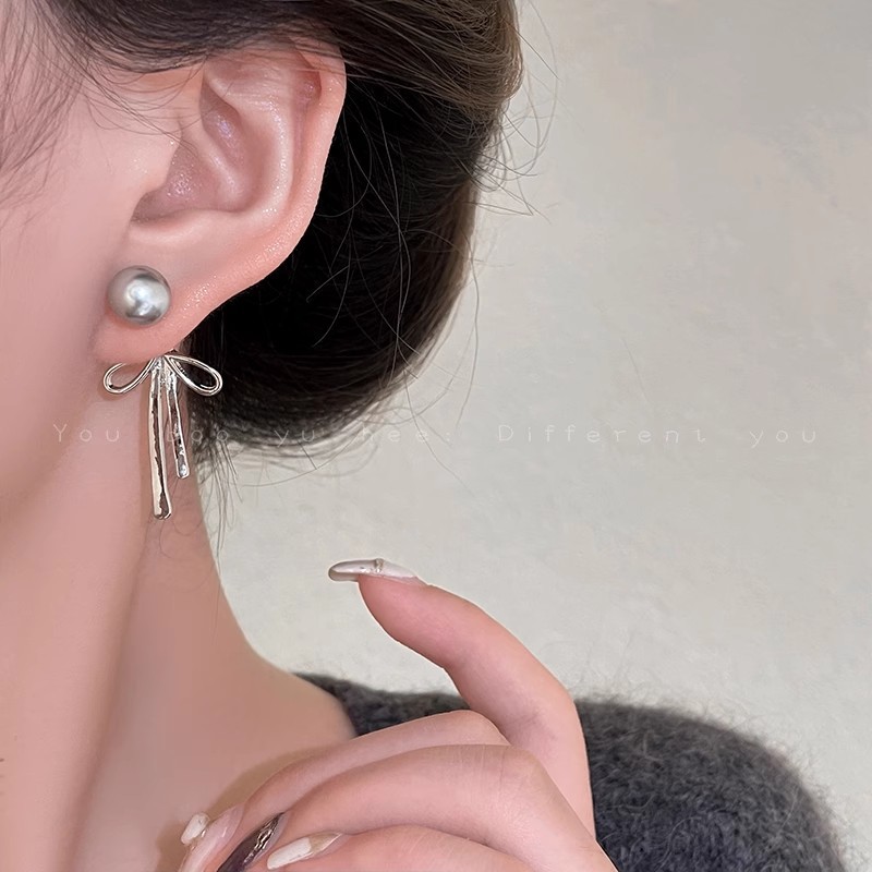 The cold and elegant grey pearl bow earrings are a niche design for women with a light luxury and high-end feel. They are dual-ear stud earrings Specification drawing