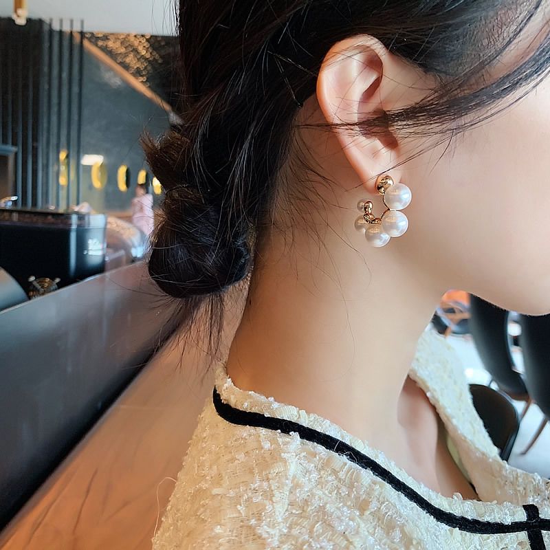 S925 Silver needle, a niche design sense, pearl earrings, a popular female stud, C-shaped irregular pearl earrings details Picture